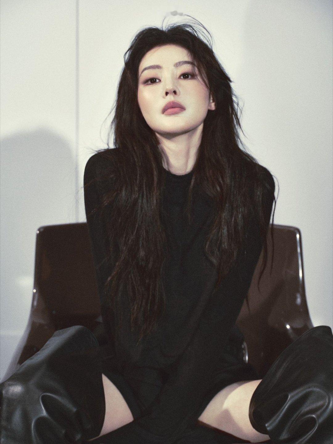 谁懂啊张天爱这组杂志图直接美到心坎里，慵懒随性自带松弛感，切换干练酷飒又气场全开