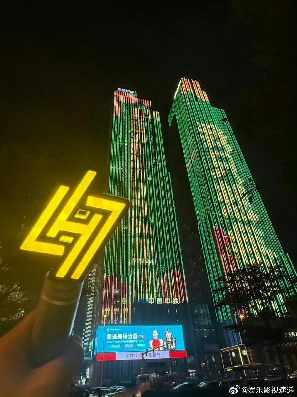 鹿晗歌词点亮十城地标鹿晗巡演点亮十城灯光秀 昨晚上海开唱，鹿晗直接用十城灯光秀炸