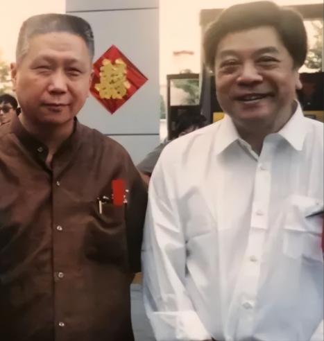 有一次，赵忠祥去捡漏，相中一根明代玉管，估值2万，但是赵忠祥问摊主：“100元卖