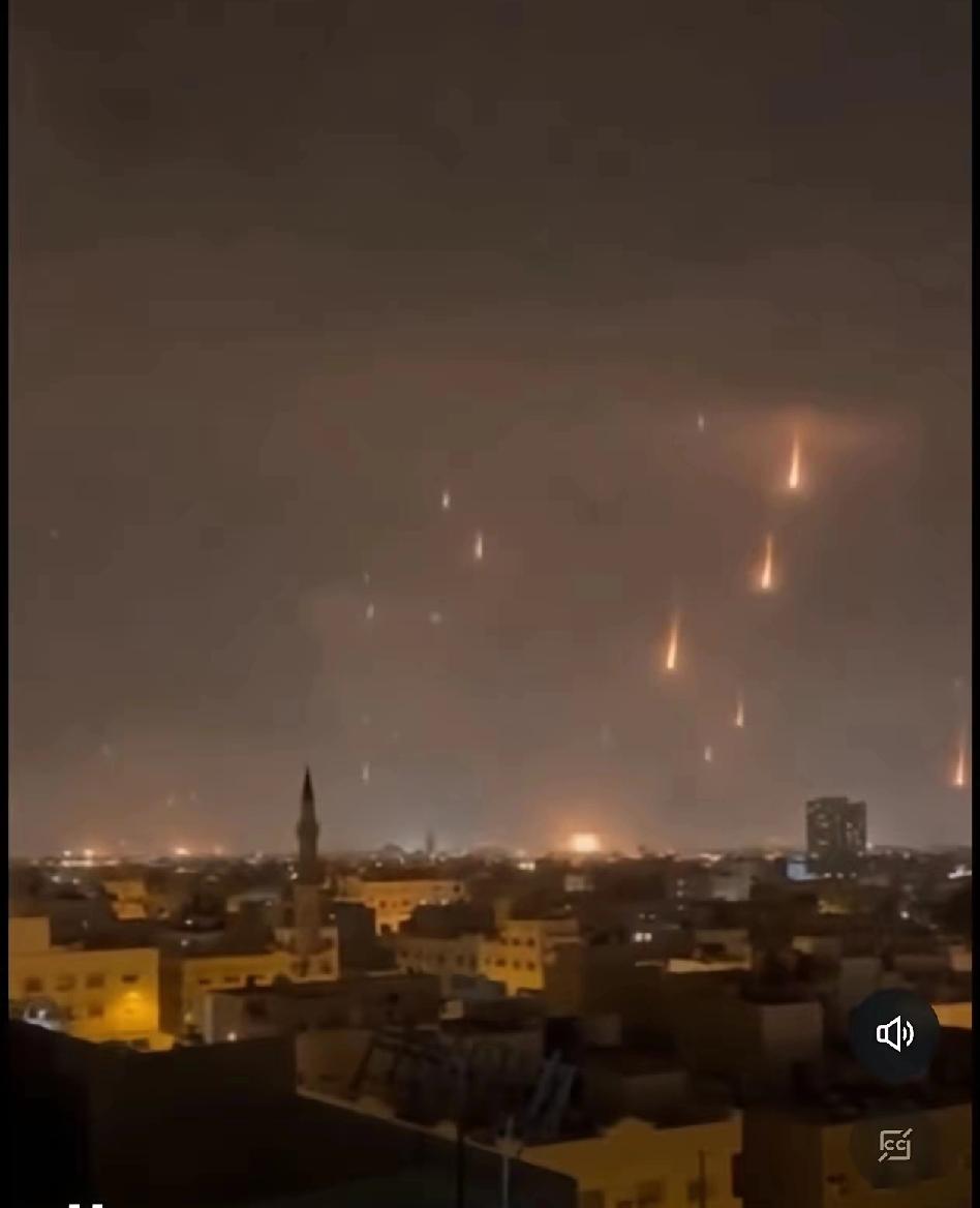 如今的特拉维夫，俨然成了又一个加沙，爆炸声此起彼伏，防空警报彻夜不息。
这一幕让