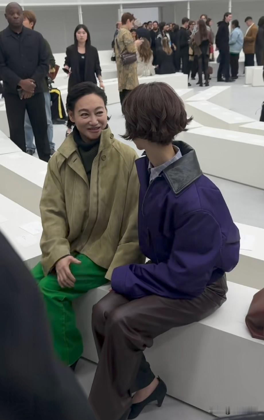 神仙同框！惠英红陈都灵巴黎时装周看秀，氛围感直接拉满
 
巴黎时装周现场惊喜同框