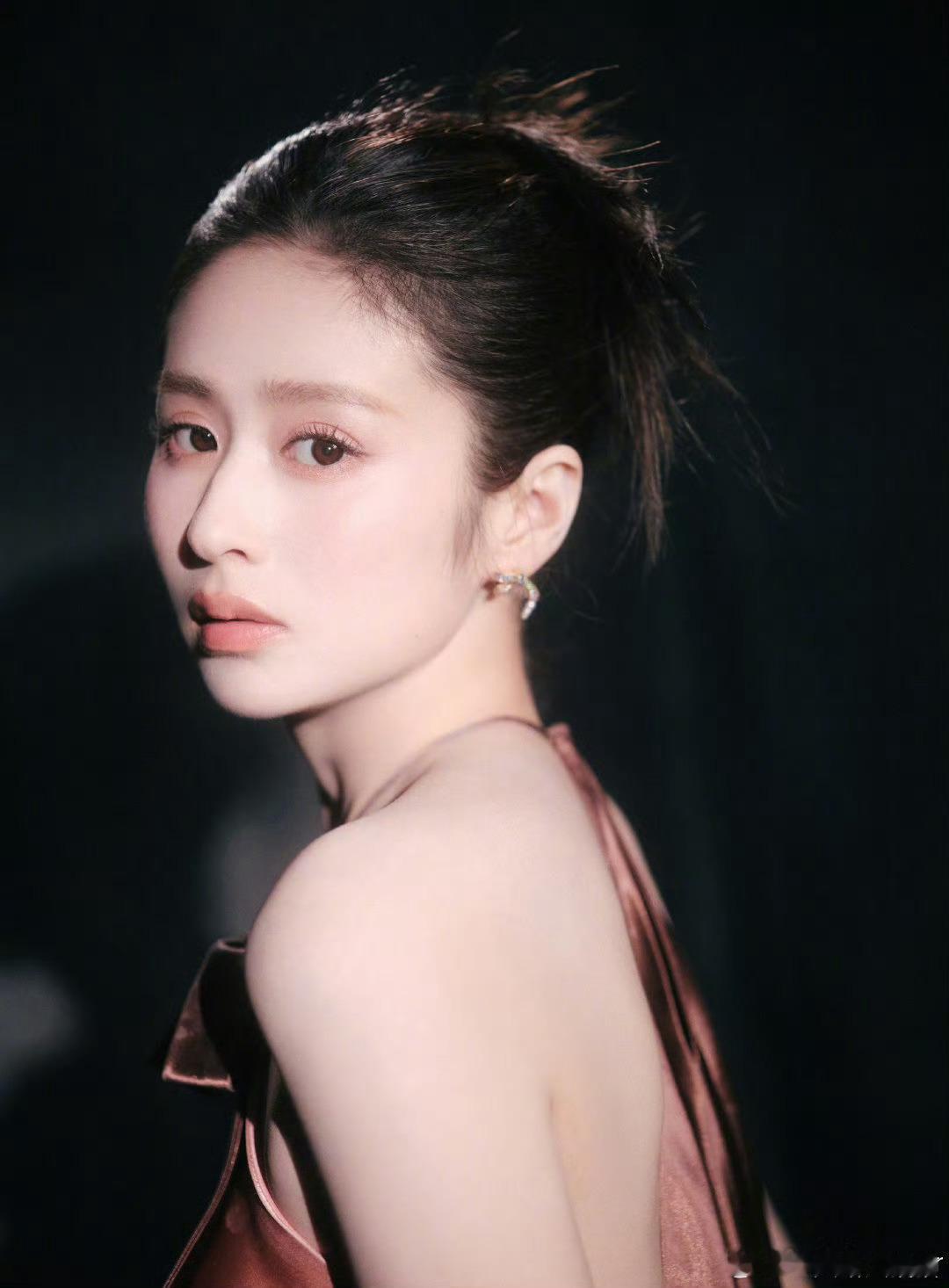 颖儿迎来了自己的中女时代颖儿最近上了好多作品，每一部剧她都很出彩，她现在也是越来