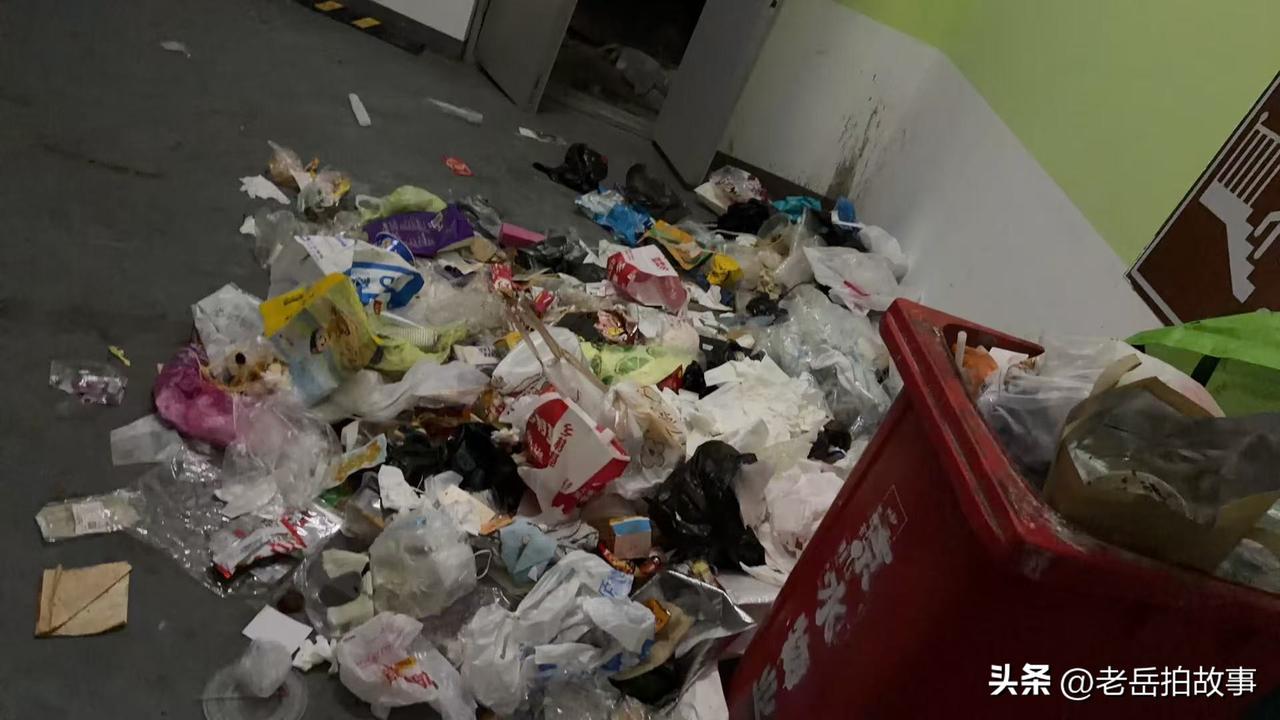 小区里物业与业主的斗法正在逐步升级，从入住的那一天起，物业与业主的较量就开始了！