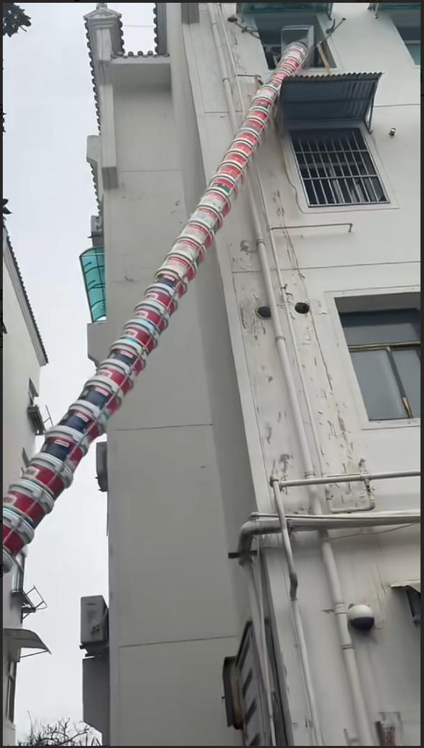 “人怎么能这么聪明！”近日，安徽淮南，一扛楼小伙每天搬建筑垃圾，累得直不起腰，后