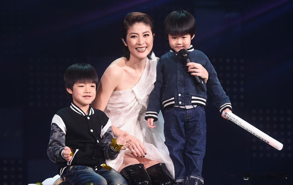 陈慧琳教儿子追女生：真诚是最重要的。

近日，陈慧琳在采访中被问到儿子的女朋友有