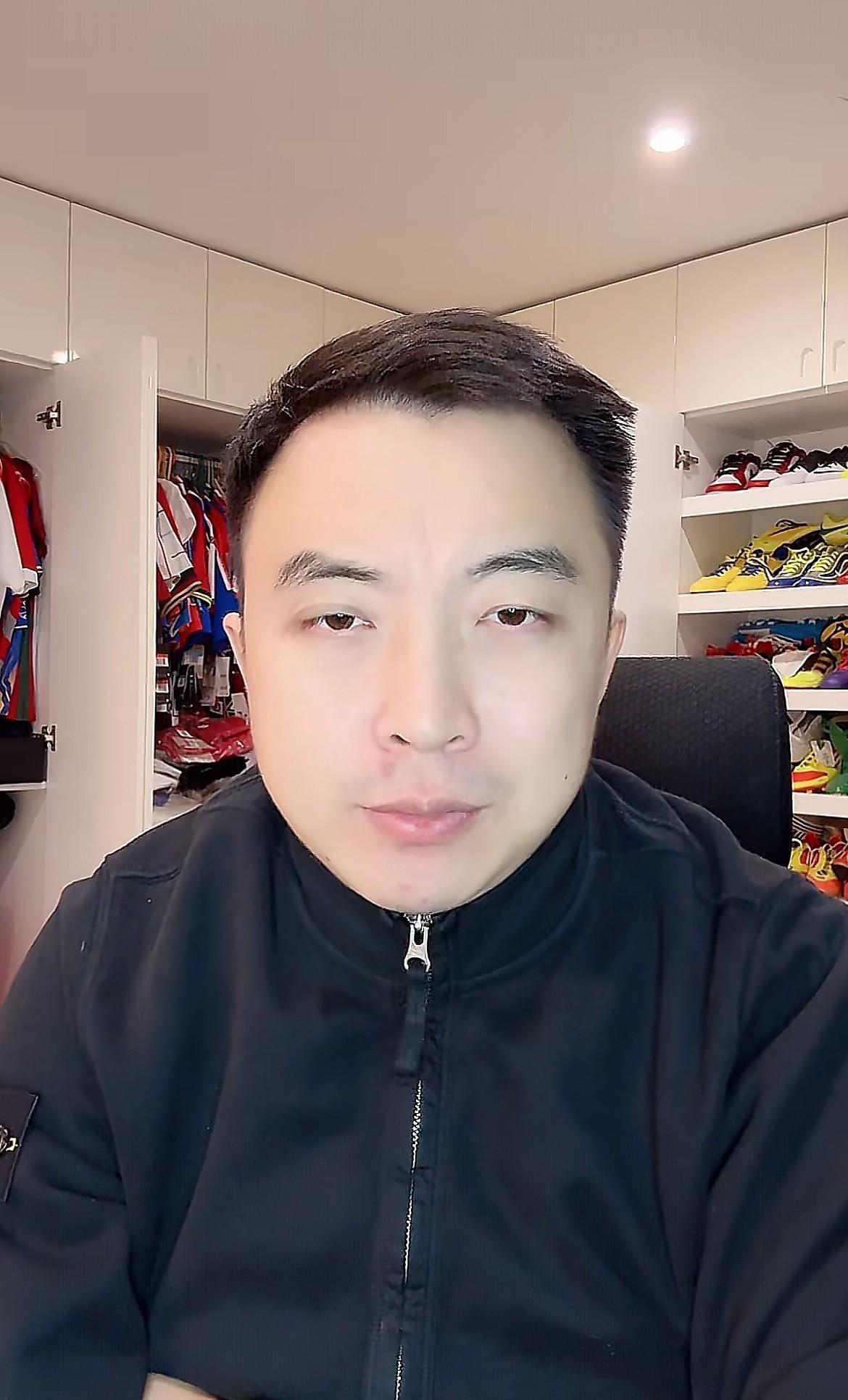 一场没踢明白的球，最后吵的都是吹哨的。
今年最离谱的奖项，颁给了执法场次最少的裁