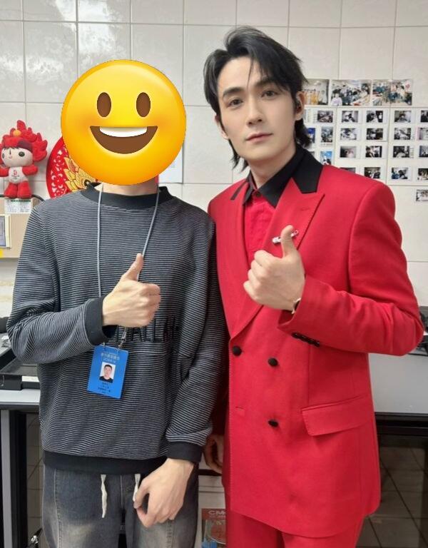 扒拉到一张24年的春晚合照龙 