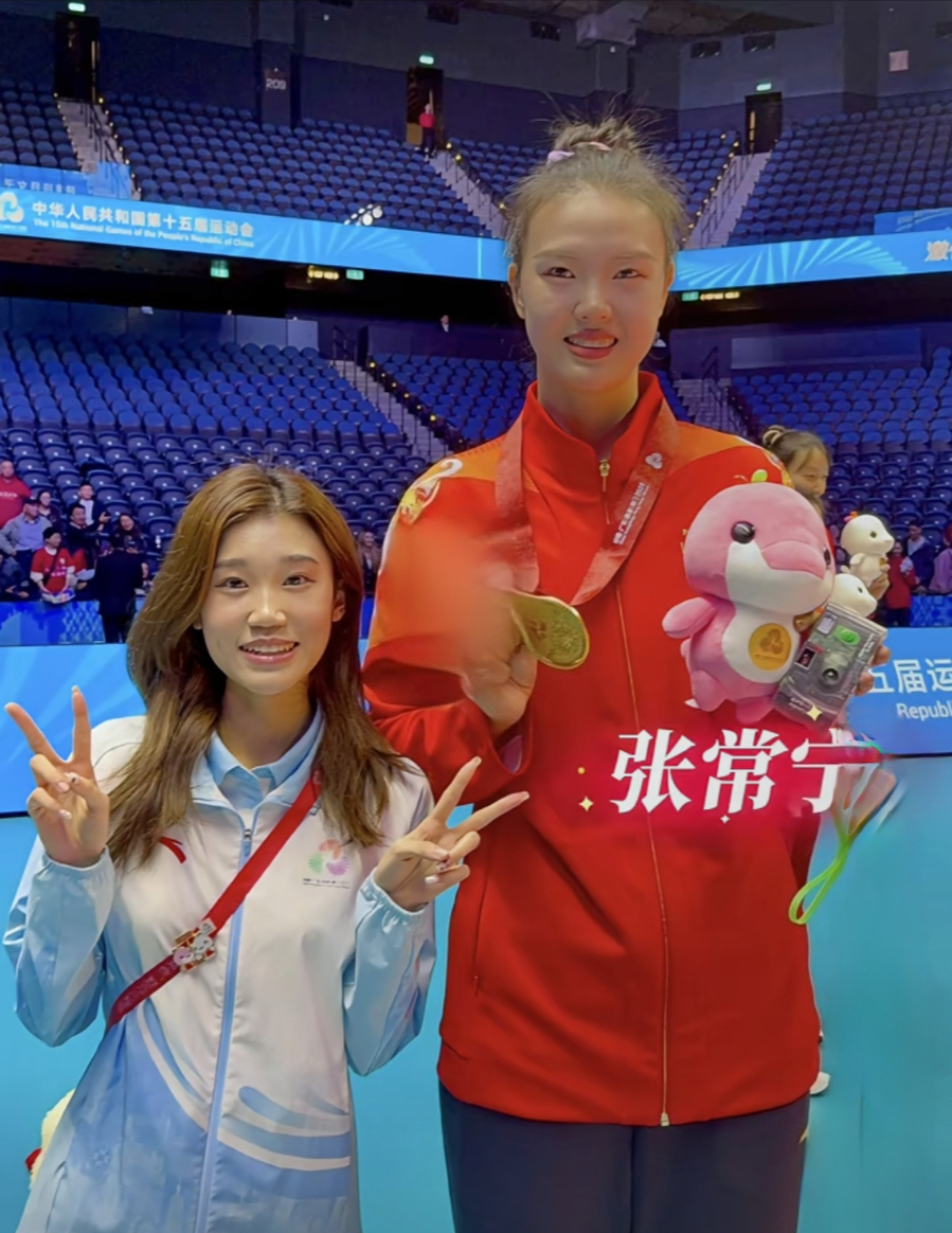 中国女排朱袁张 这位澳门威尼斯体育馆的大湾区全运会小志愿者很幸运，能与常宁宝宝合