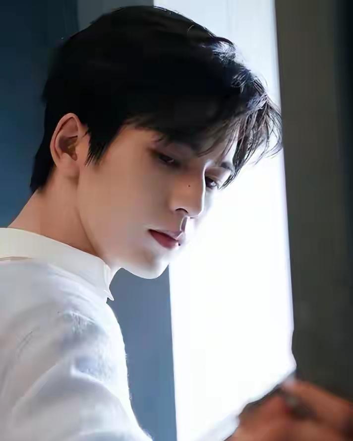 张凌赫因《逐玉》里战场造型太精致，被网友笑称“粉底液将军”，还被何润东版项羽狠狠