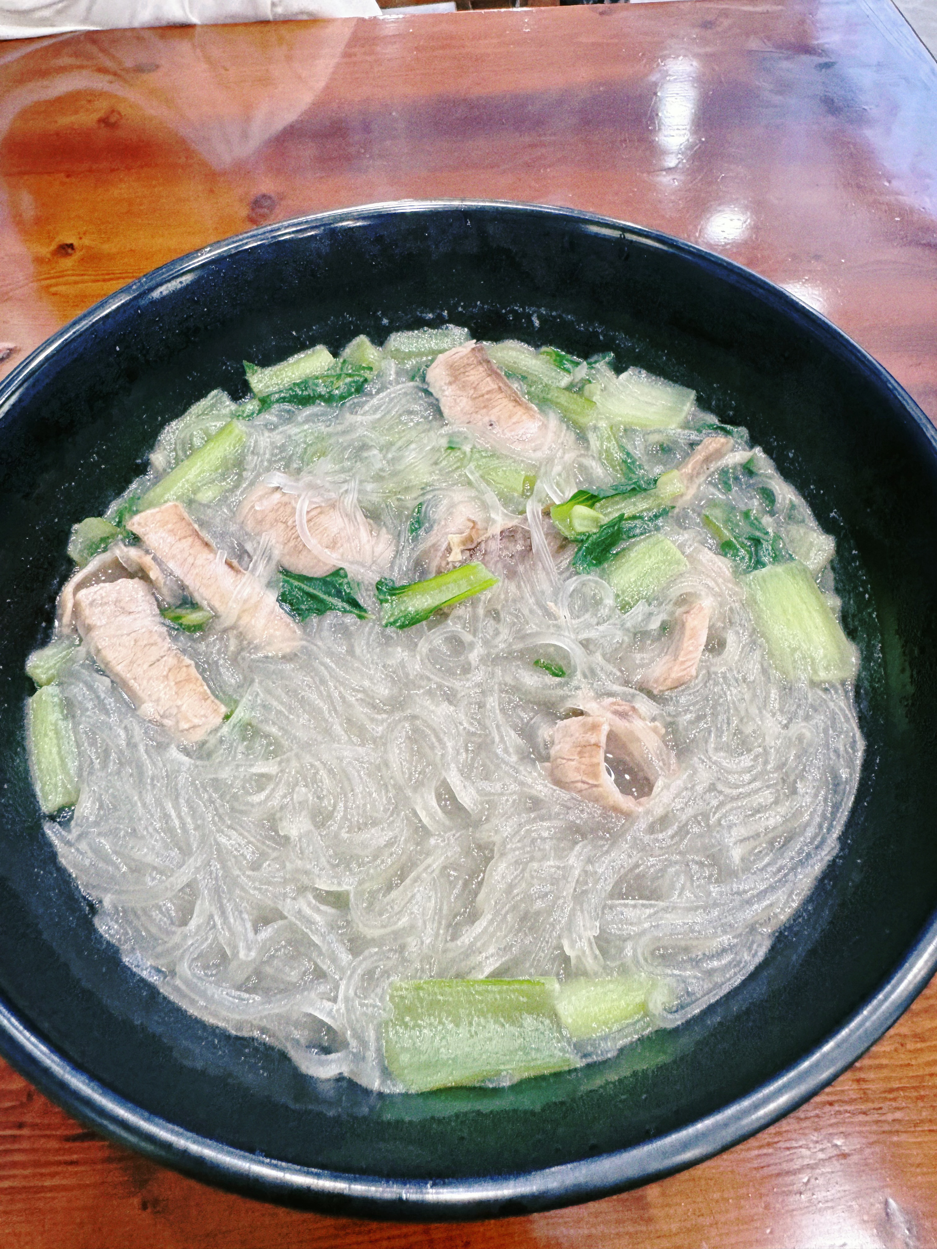 回来了，父女俩在牛肉面馆点了牛肉粉丝等我来吃