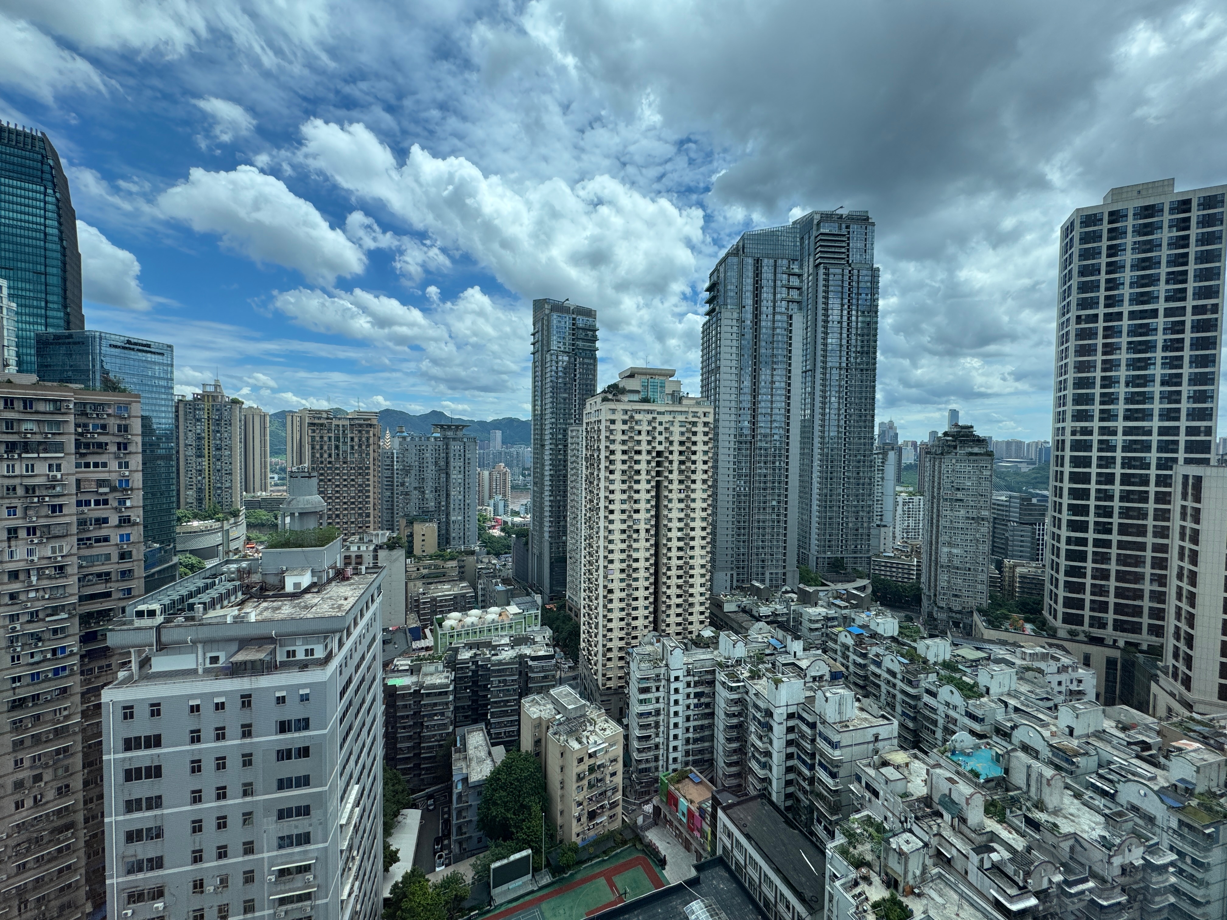 早上好啊～重庆这天气太好了也面临一个问题，一会儿外面拍车应该挺晒挺热的[二哈] 