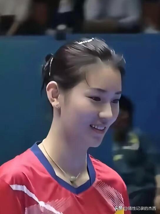 她长得非常有味道，非常大气就是很沉静很稳的一个气质，女运动员里颜值的天花板。她的