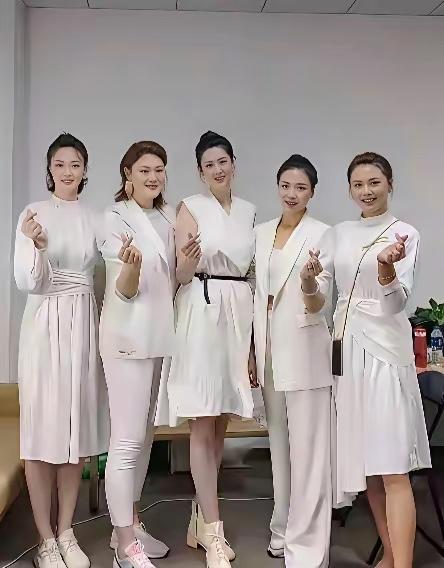 中国女排五朵金花，一个比一个漂亮，一个比一个有气质。我敢打赌，能把这5位，全部认