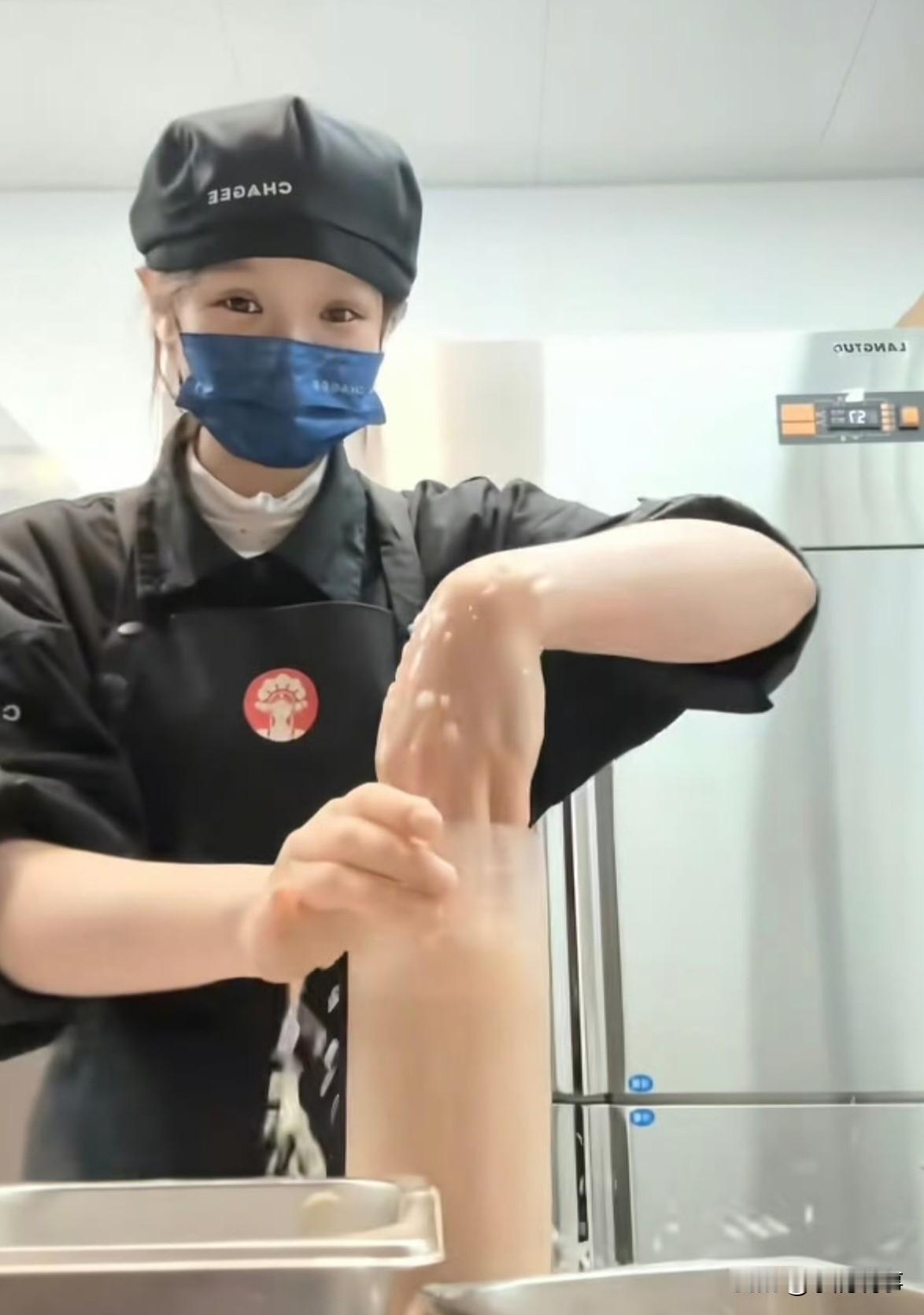 看了霸王茶姬店员徒手做奶茶的视频，我这奶茶爱好者心里咯噔一下

以后路过奶茶店，