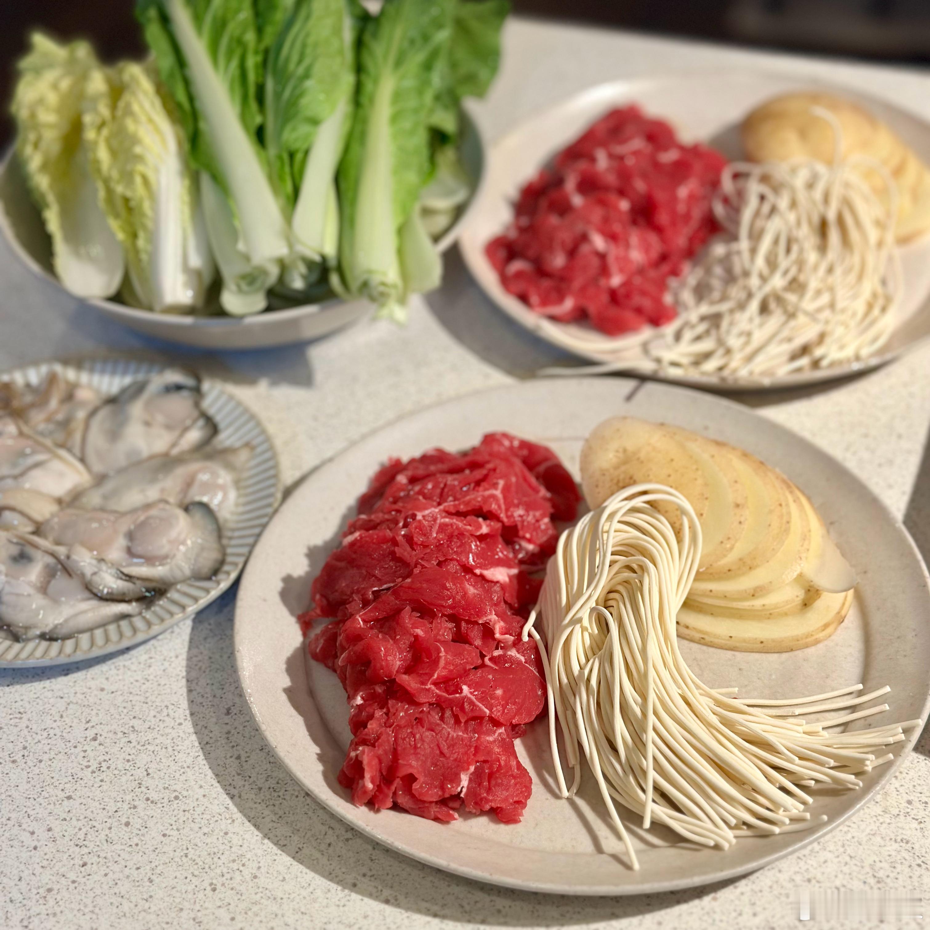 这叫什么事啊！今天晚上吃酸汤牛肉火锅，我居然忘记拍火锅啦。就拍了菜。图二是烤南瓜