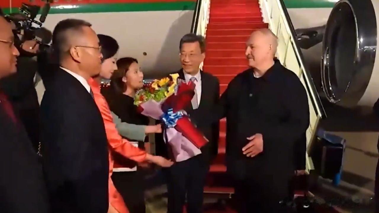泽连斯基在6月19日给白俄罗斯总统卢卡申科下了一周期限，公开要求白俄拆除边境用于