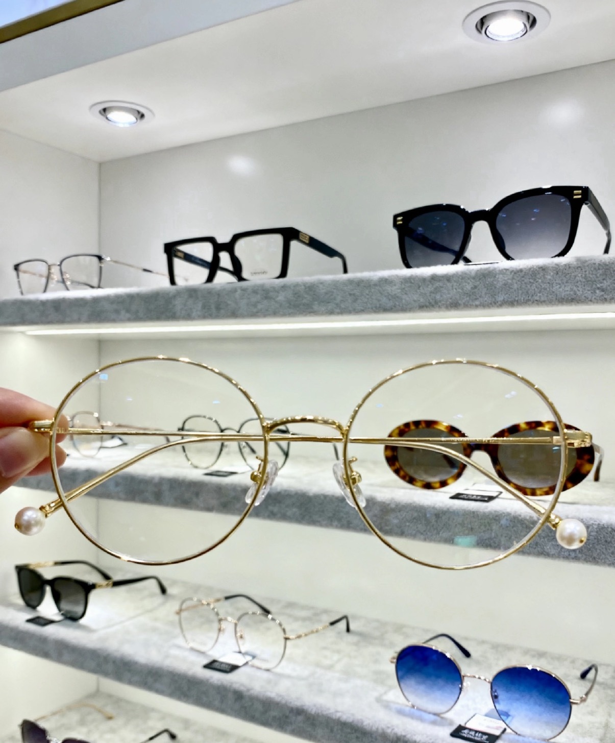 315调查眼镜到底有多暴利谁没被眼镜店坑过？现在配副眼镜动辄上千，店员一句“1.