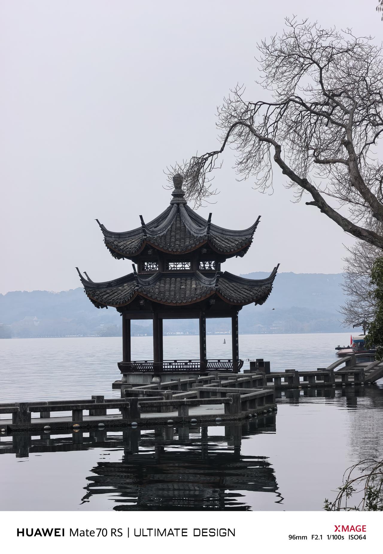 再美的景色也需要好天气来衬托，你看看我前天拍的阴天西湖照片，是不是感觉很普通？