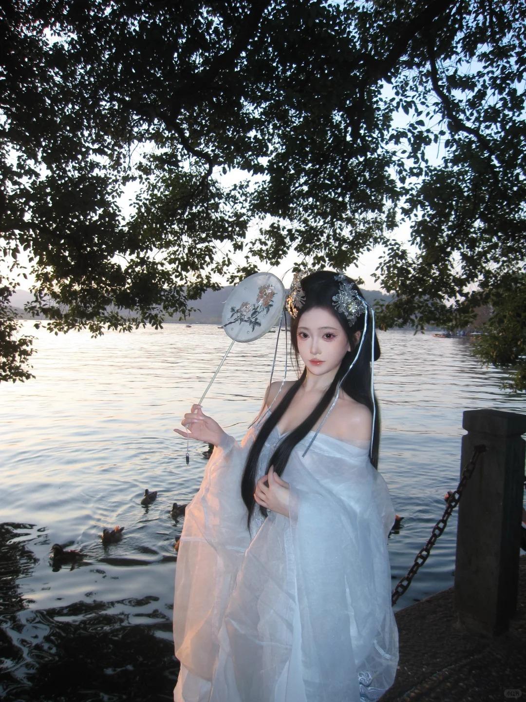 太子湾的樱花如云似雪，乌龟潭的古亭藏在花影里，雷峰塔在淡烟中半隐半现。不用费心找