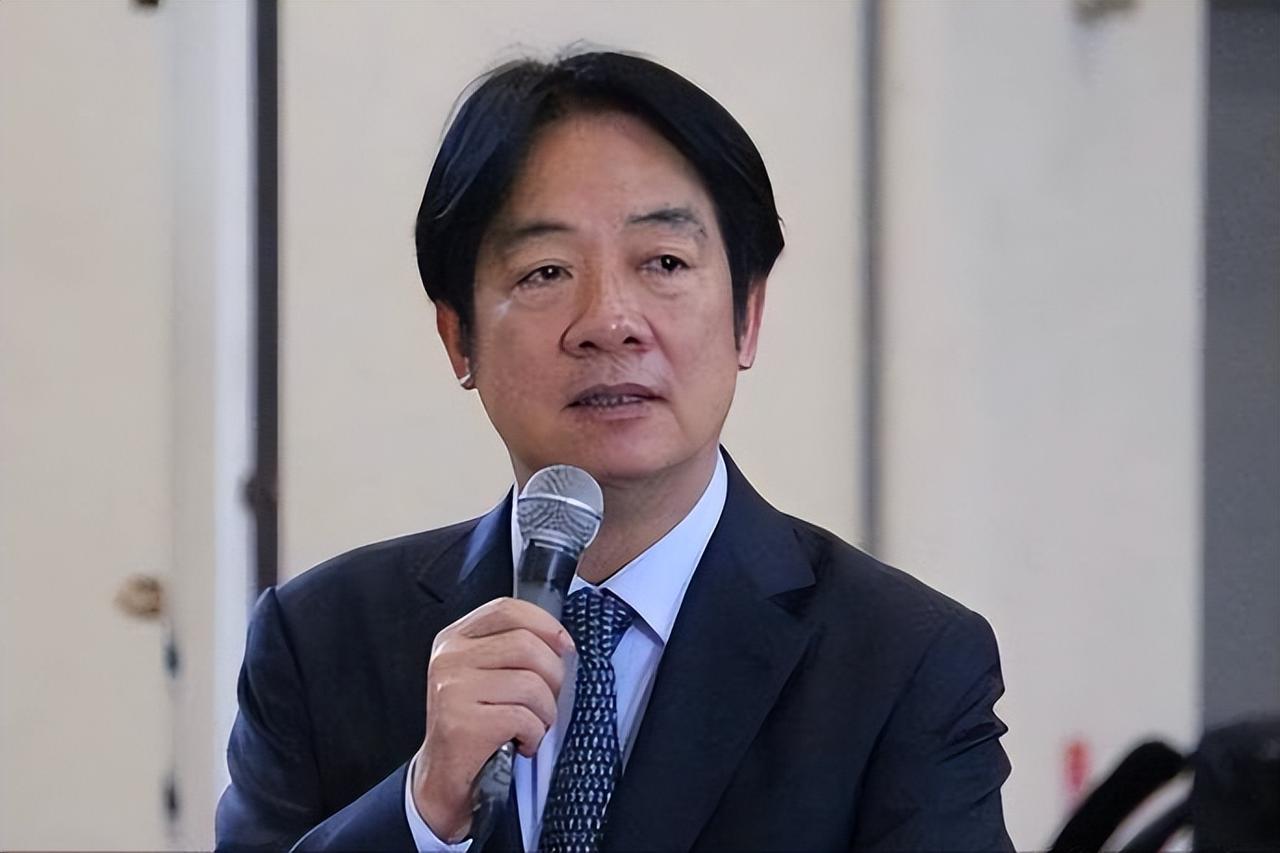 超强台风“巴威”马上砸下来了，台当局却一点不慌。
 
为啥？因为他正忙着花钱雇几
