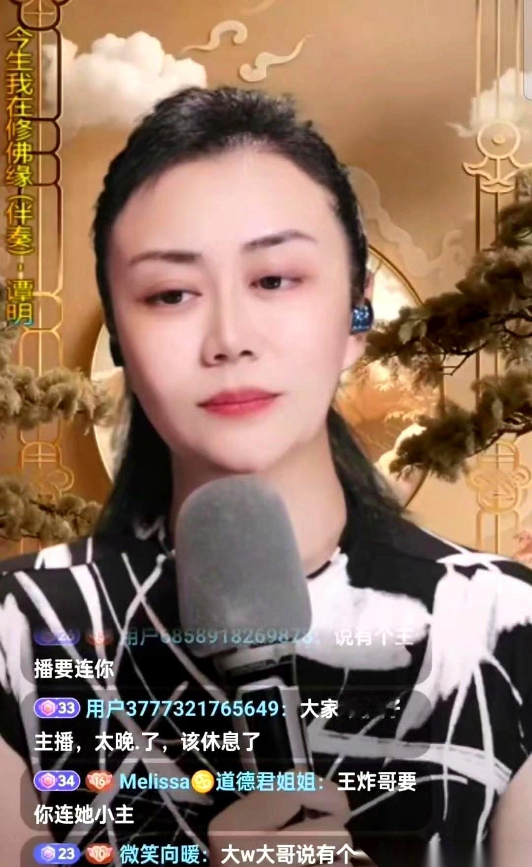 孙媛对着刷满跑车特效的屏幕，凌晨一点半，按榜一的要求去连麦另一个主播。
弹幕炸