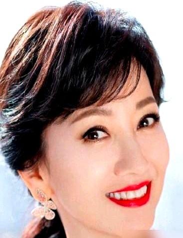 赵雅芝的“不老神话”也崩了？

去年流光盛典红毯，她那张生图真把我惊到了。妆浓得