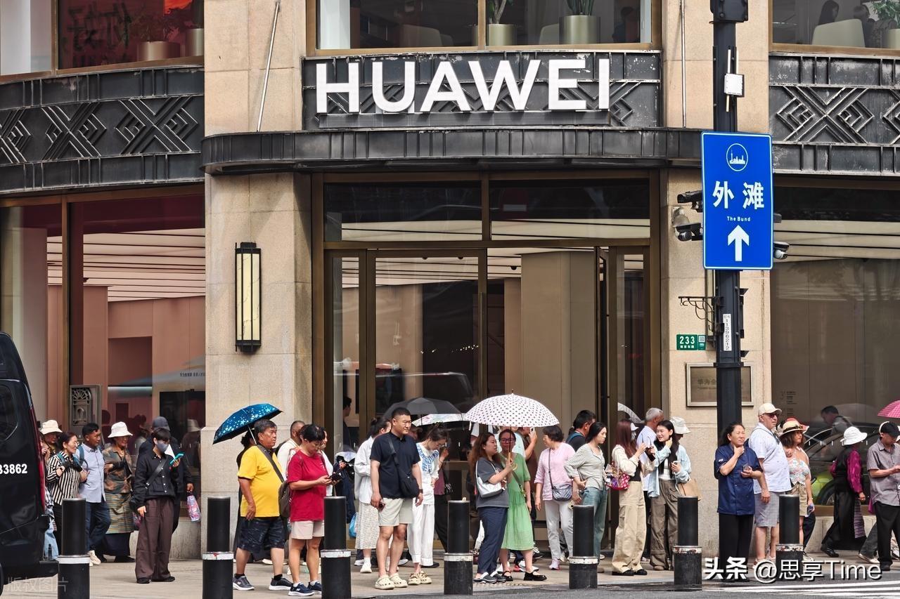 有时候打压这件事，会打出一些意想不到的东西来。
5月25日，华为芯片业务负责人何