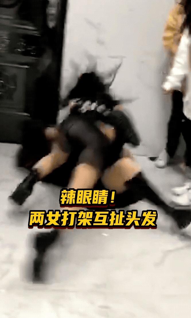 能来场WWE了
 

俩女孩街头打架，动作挺猛，扯头发、抱摔都用上，有人觉得瘦点