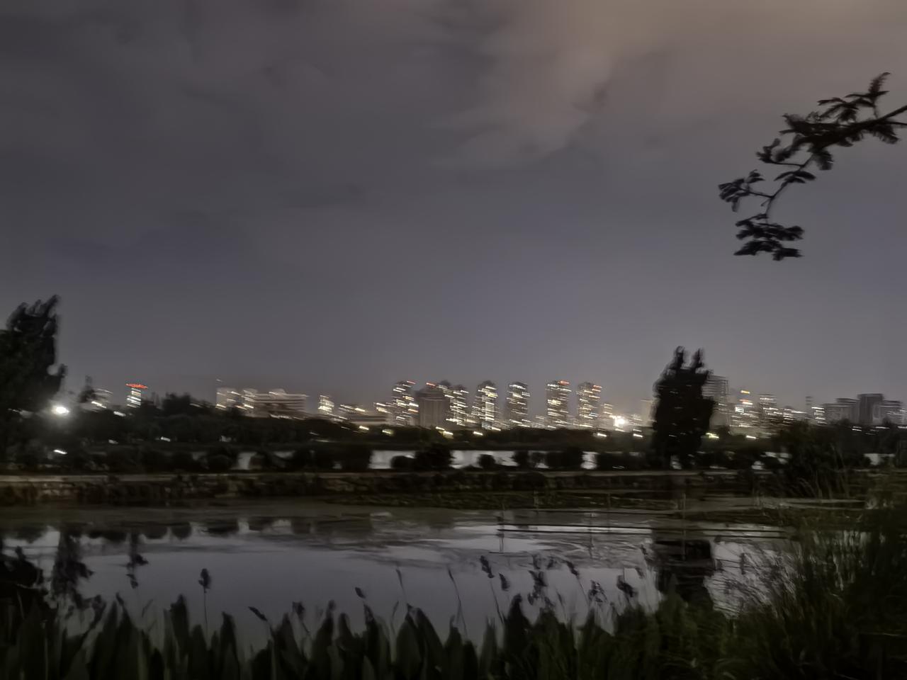 你别说，现在的昆明融创文旅城这边的晚上入住率还真的上去了，夜景内透效果比前两年有