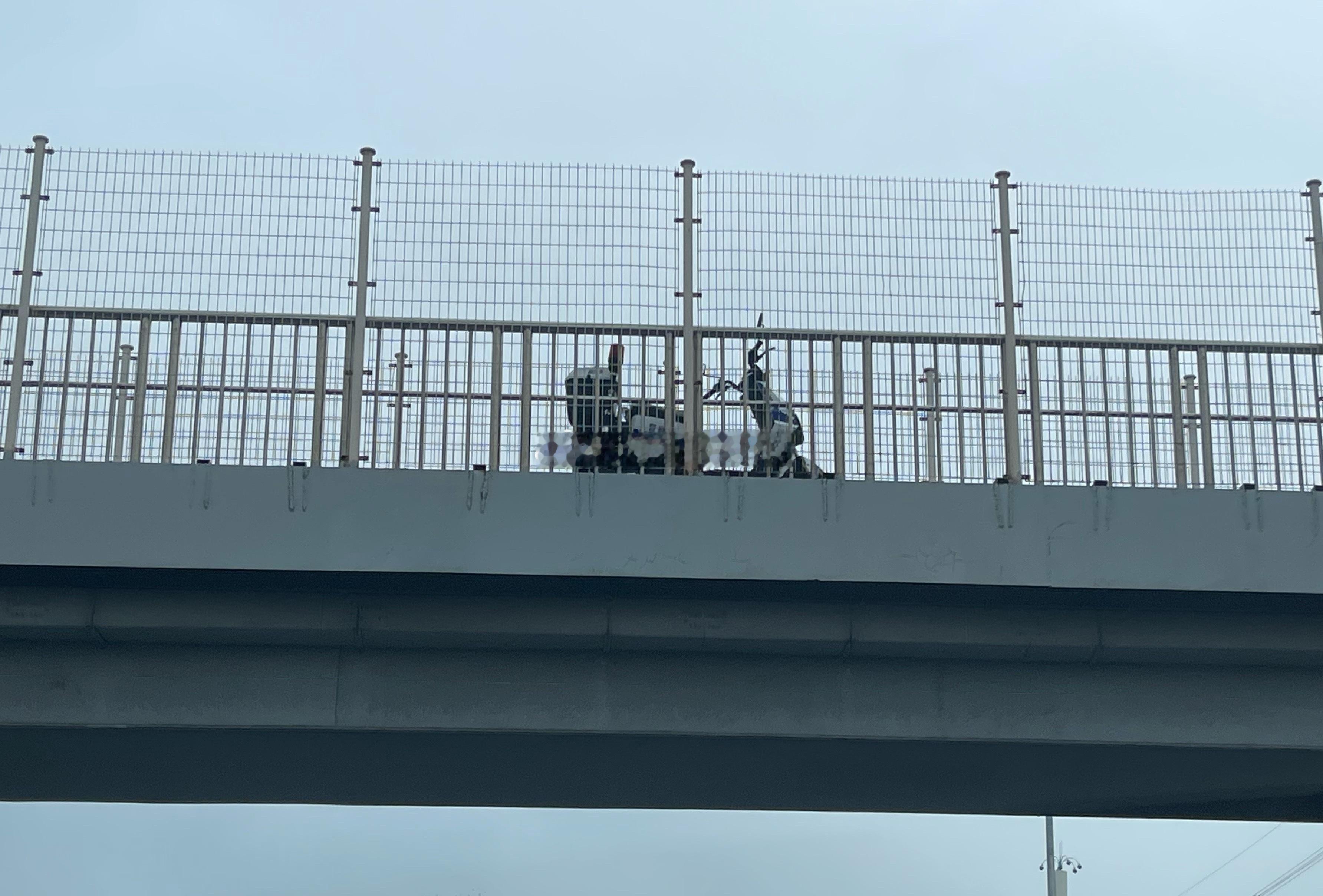 这地儿为啥每天早上都有辆警车？他是推上去的还是骑上去的