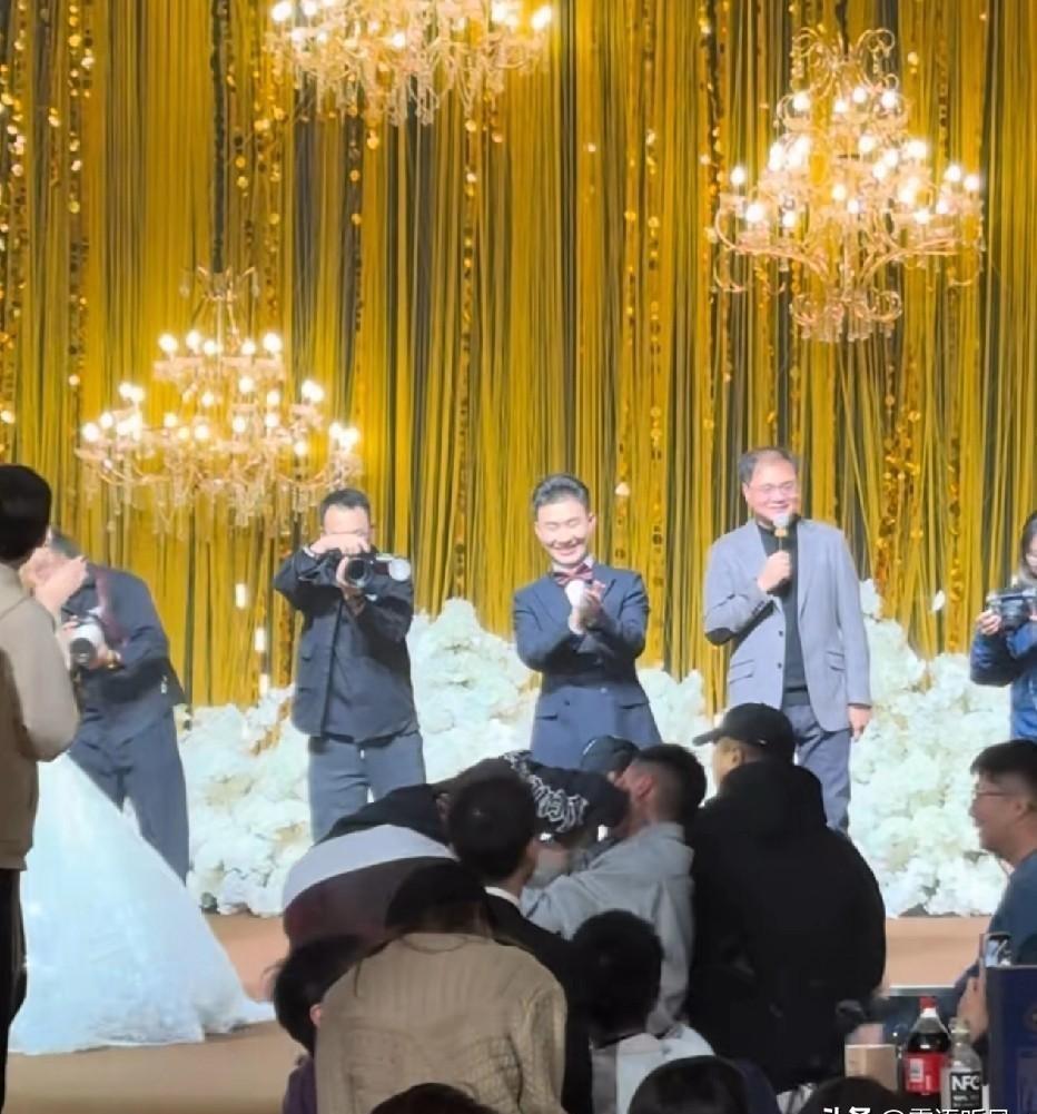 **9岁郭汾阳婚礼“抢捧花”，真不是顽皮，而是直奔“大哥郭麒麟”？
这孩子，心思