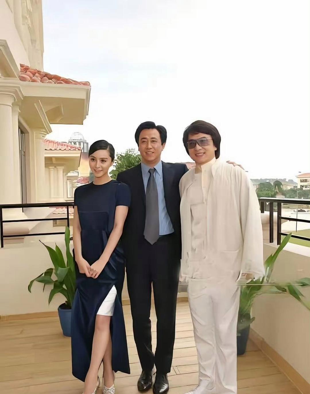 许家印当年搂着国际巨星成龙，就像搂着自己的小老弟一样，这就是资本的力量！