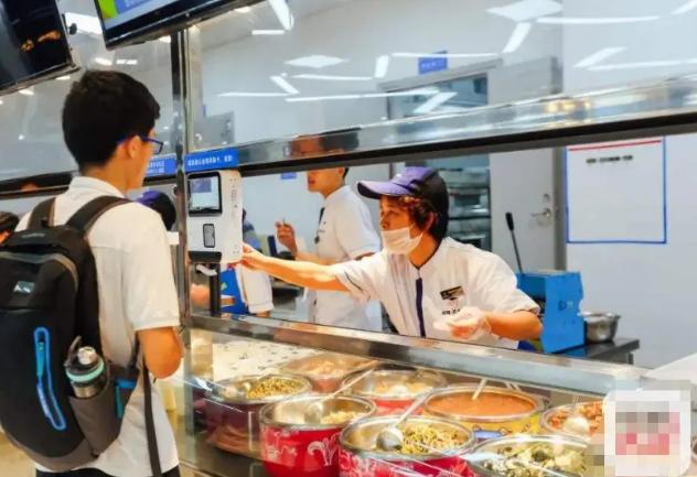 大学食堂里，一名外国留学生插队打饭，被中国学生提醒后，竟直接一脚把人踹倒。周围学