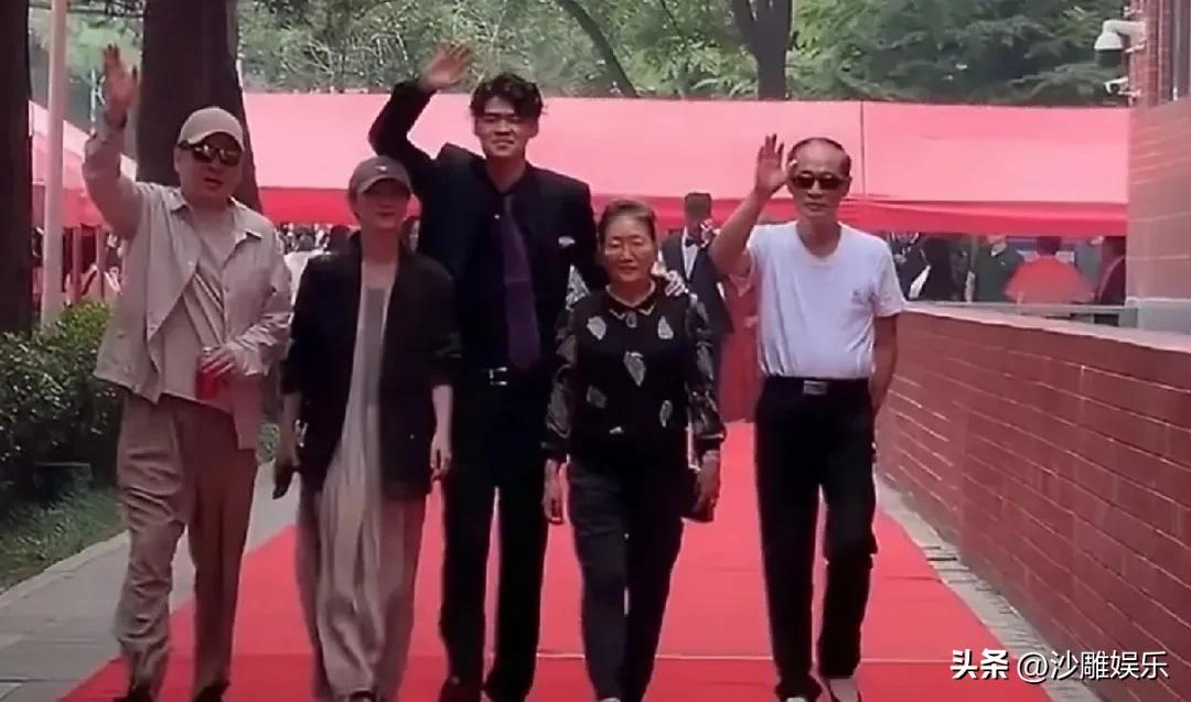 太强了！陈建斌蒋勤勤参加儿子毕业典礼惊艳全场，190+身高+伯克利学霸，这才是别