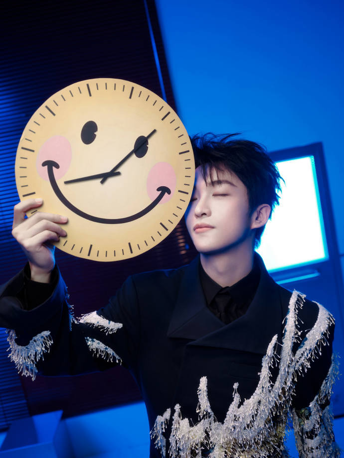 黄子弘凡深蓝流光高定27岁的黄子弘凡已经有一些轻熟男神的味道，生日高定上身好有氛