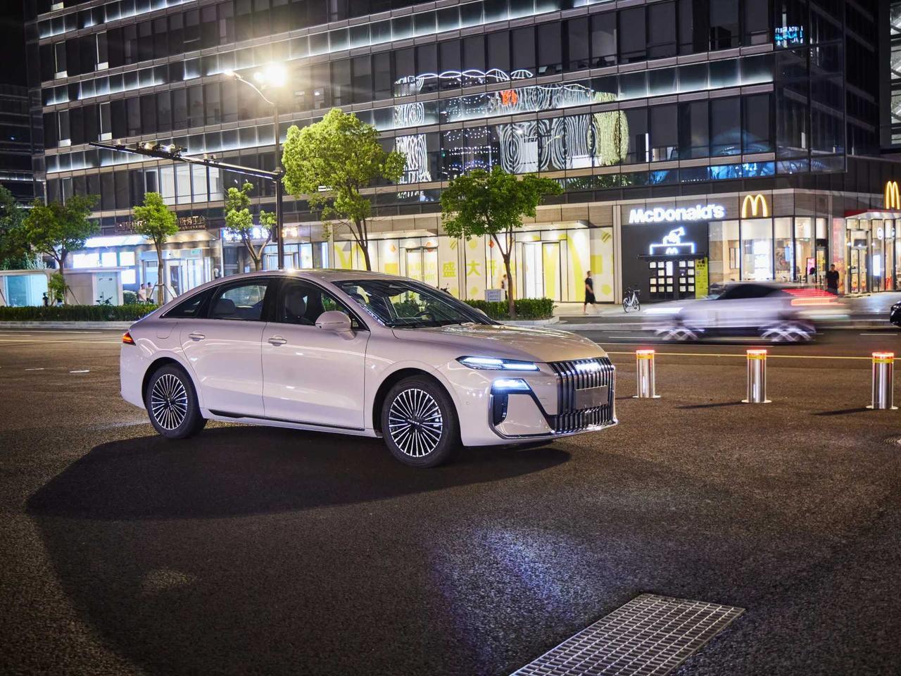 最近小米股价这事儿可太热闹了，1亿增持加8亿回购都拉不起来，头条评论区简直成了段