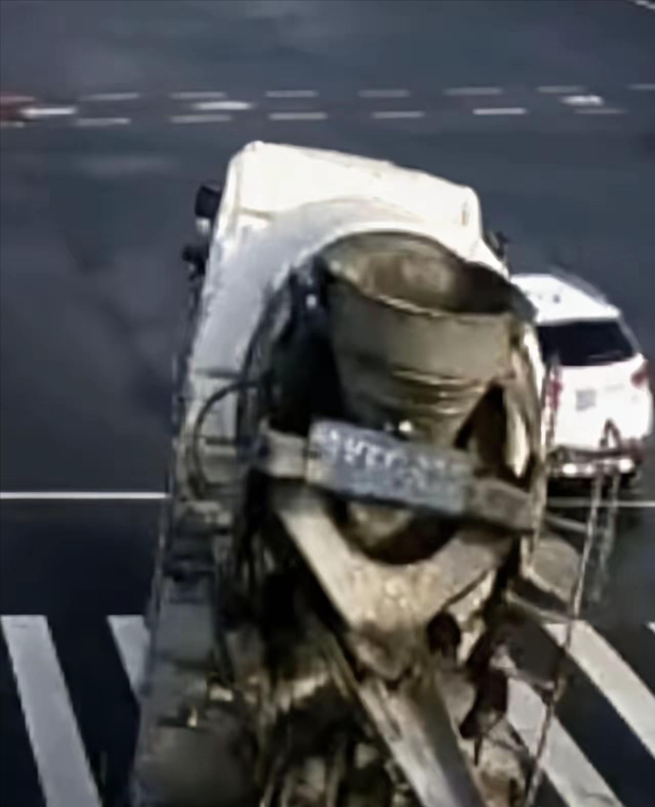 瞬间全车覆灭！云南突发惨烈车祸，罐车侧翻压扁小轿车，6人全部遇难，6个家庭出门时