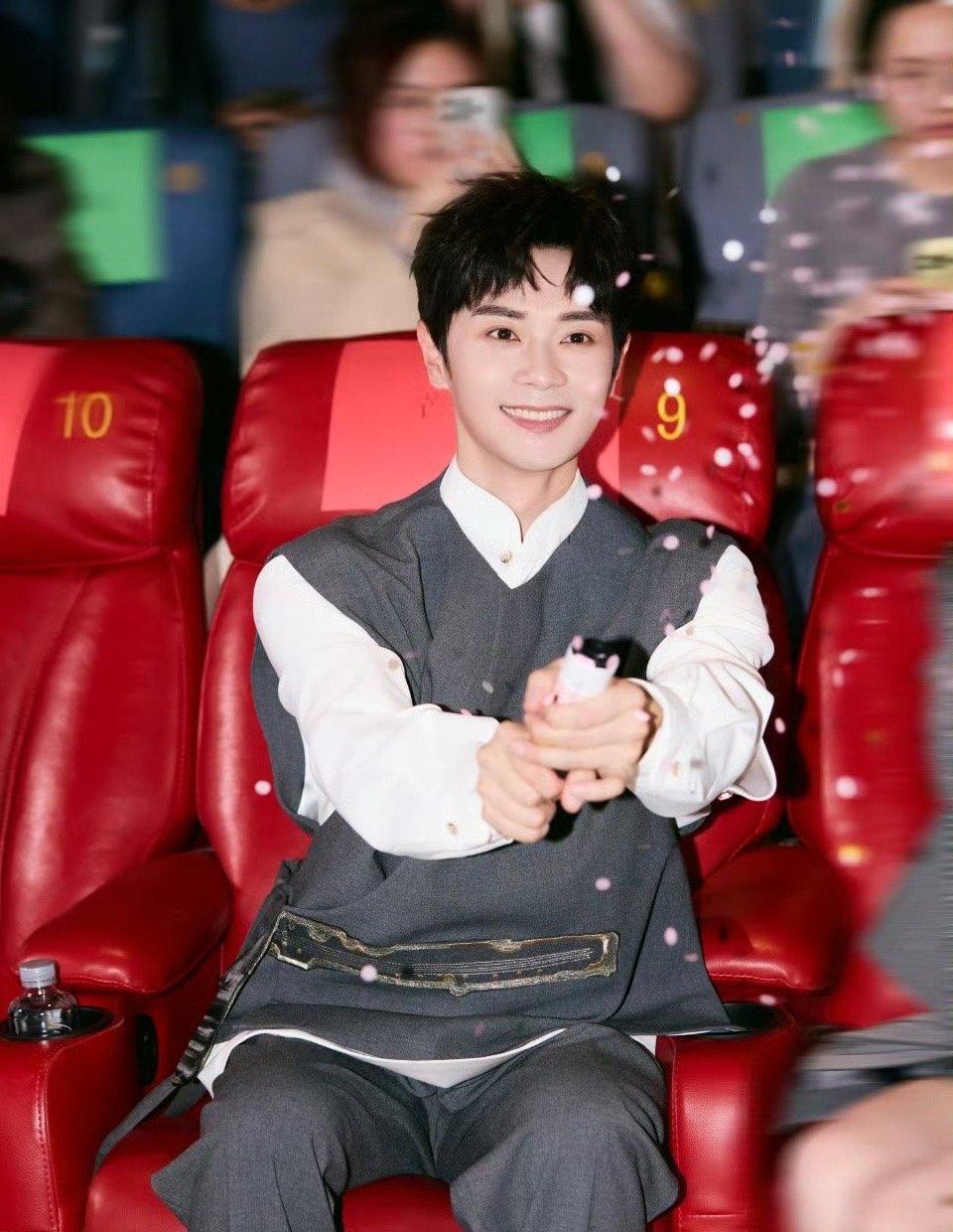 曹骏身着三寸盛京 忘叹人间系列作品

灰色马甲缀腰间古琴刺绣，针脚凝住千年琴韵；