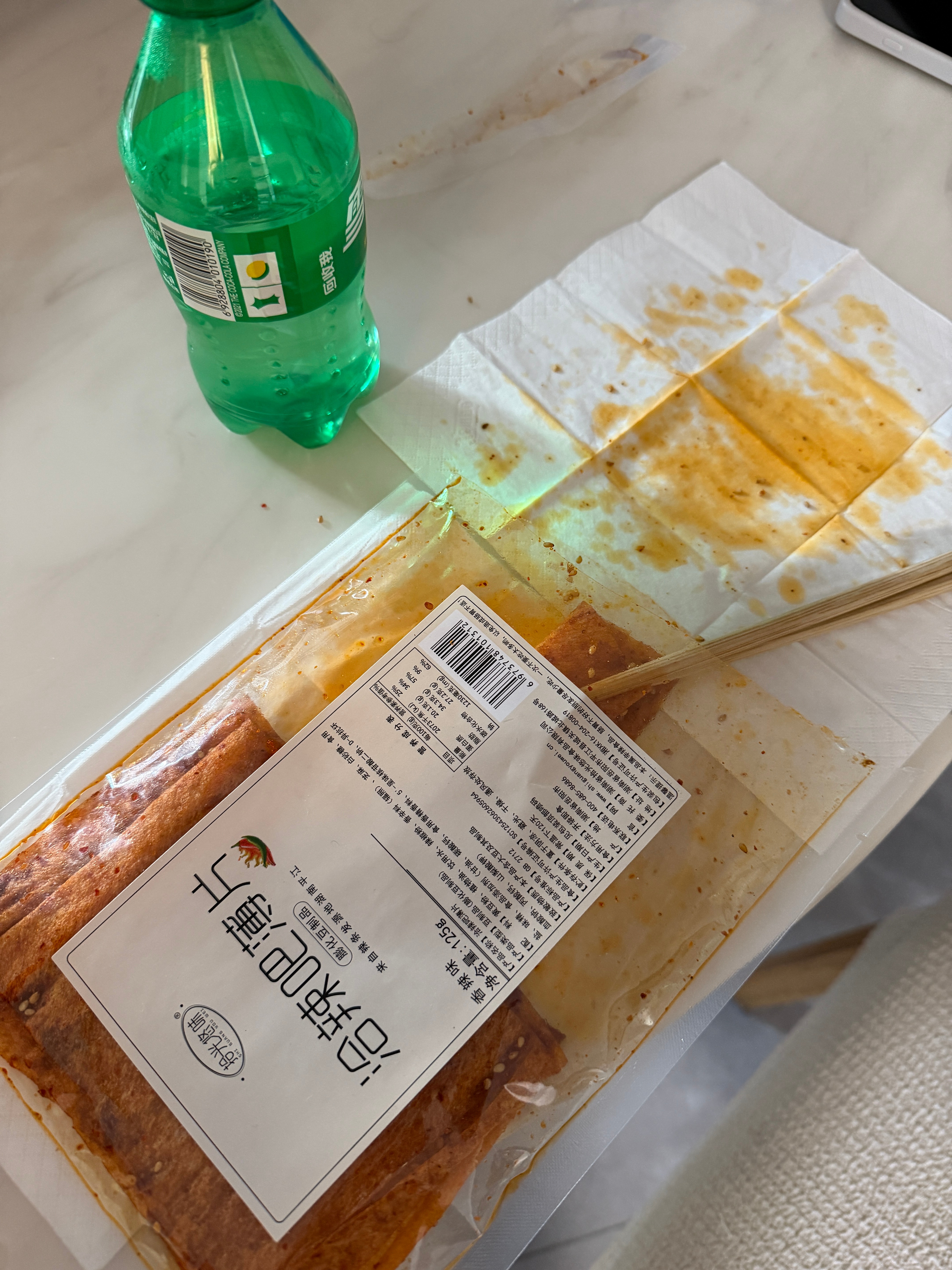 生活的惬意莫过于一包辣条，一瓶雪碧。 