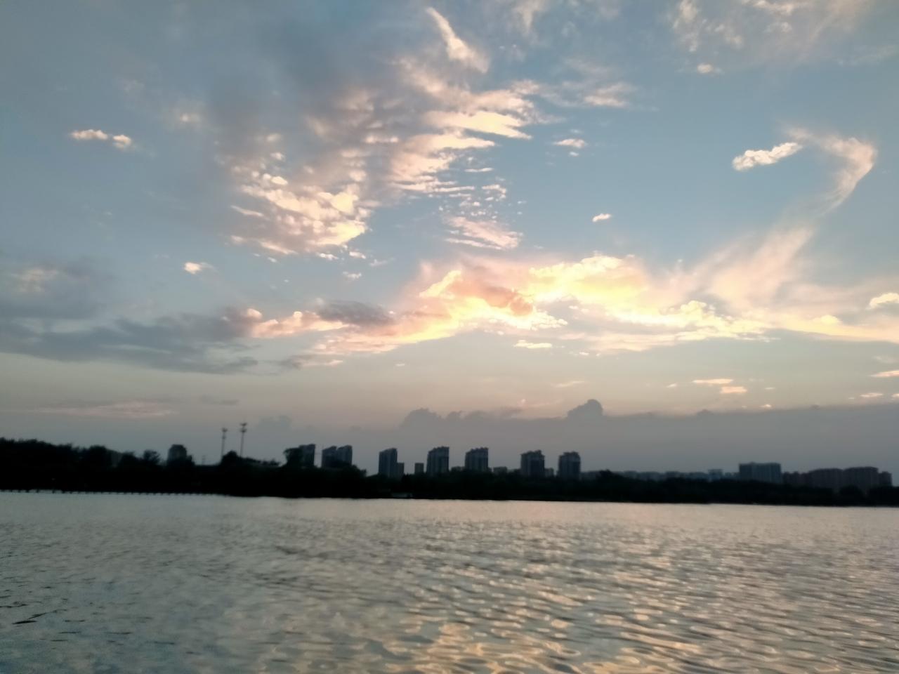 晚霞绝美的构图。