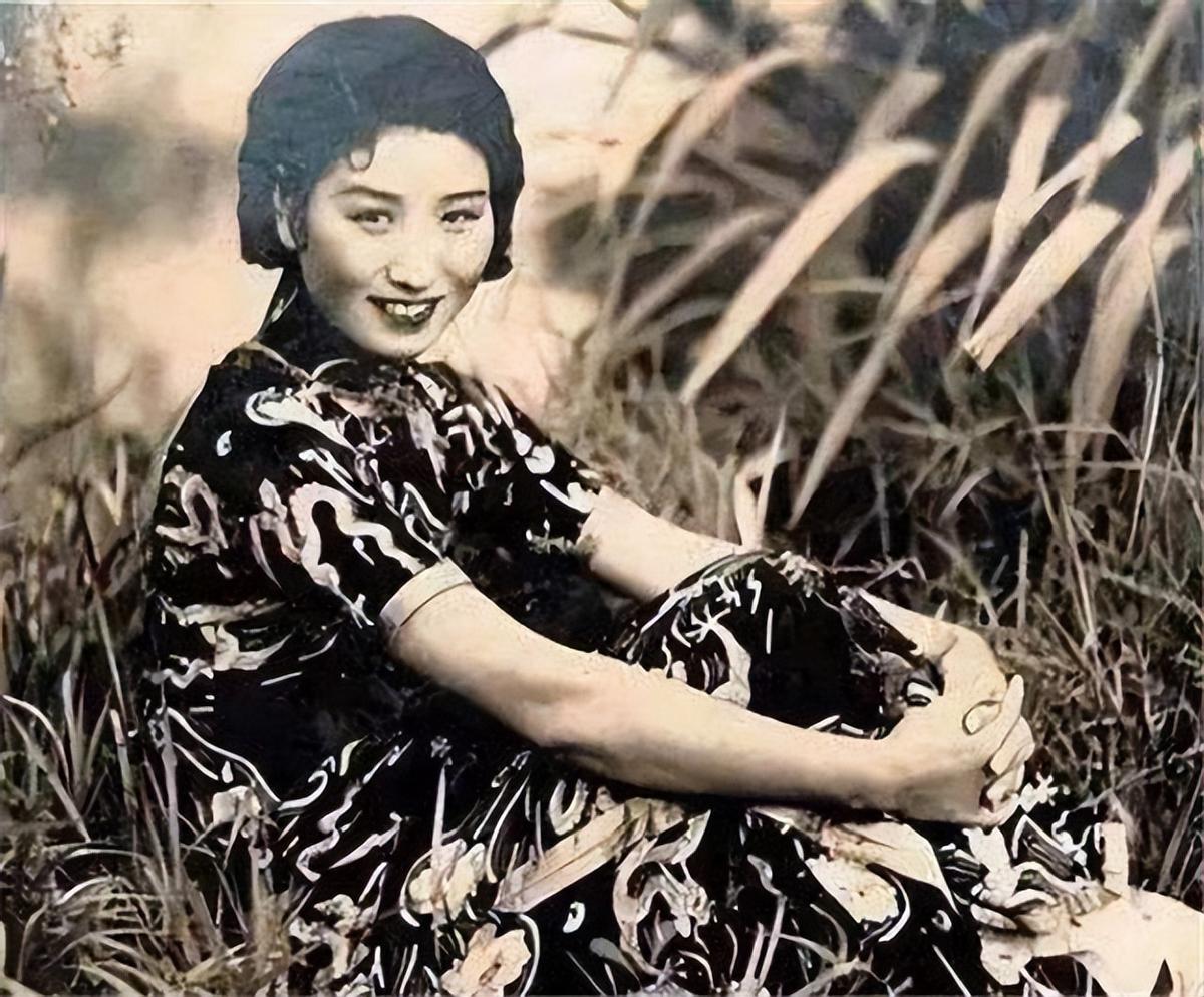 14岁的佘爱珍未婚先孕，父母觉得丢人让她打胎，富家公子也不想负责。她一气之下，拿