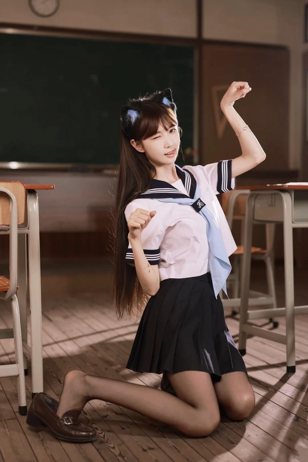 元气满满的女高中生，教室里的可爱瞬间！🎒💖