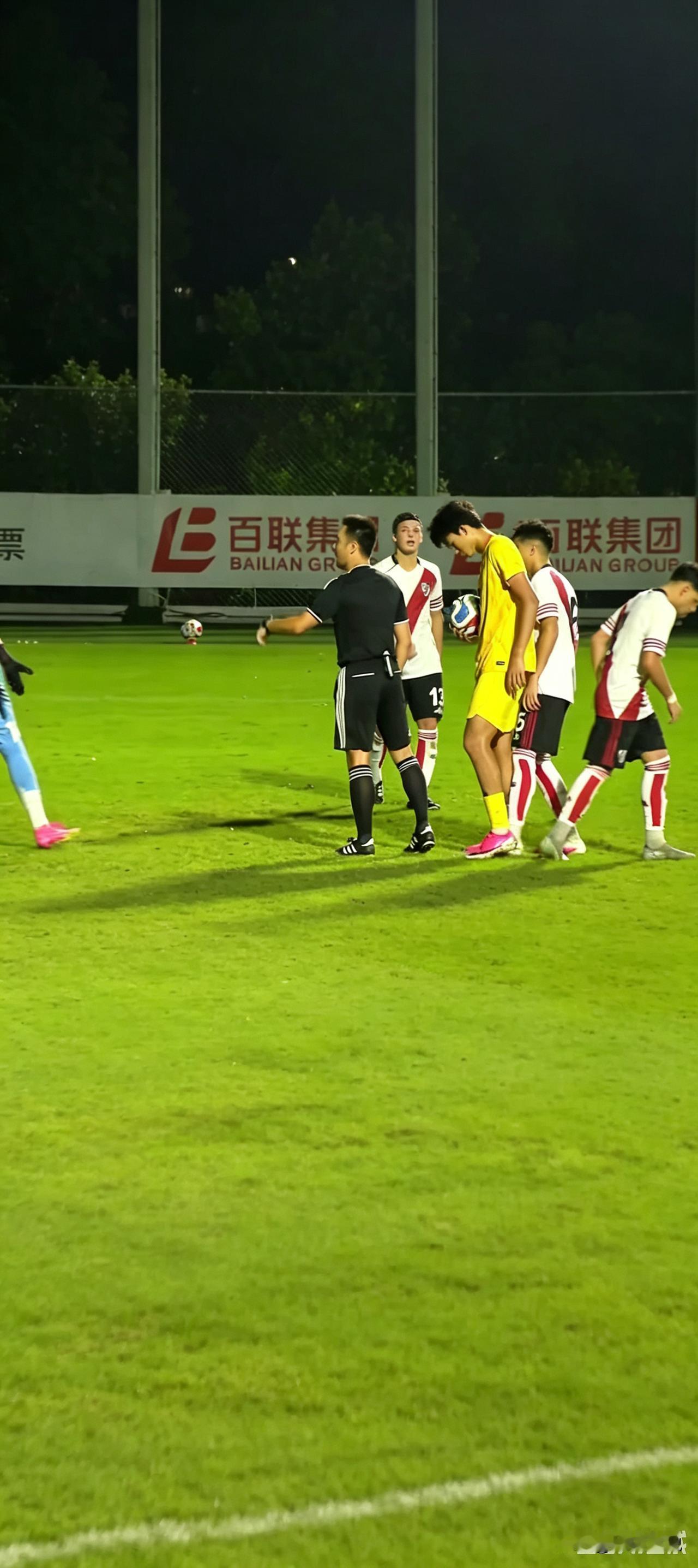 阿根廷球员从小就很脏，各种使坏中国小将！中国队真给力！
U17男足与阿根廷俱乐部