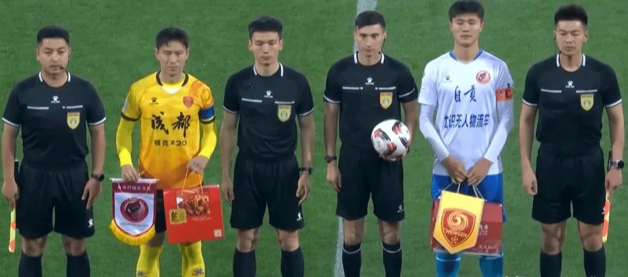 你还装傻啊，同行被足协处罚去省超混饭吃啦，他不有想法吗？说不定哪天又被国安逮着，