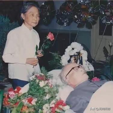 大才子沈从文，静静的躺在那里，永远离开了这个世界，站在他身边，手里拿着一朵玫瑰花