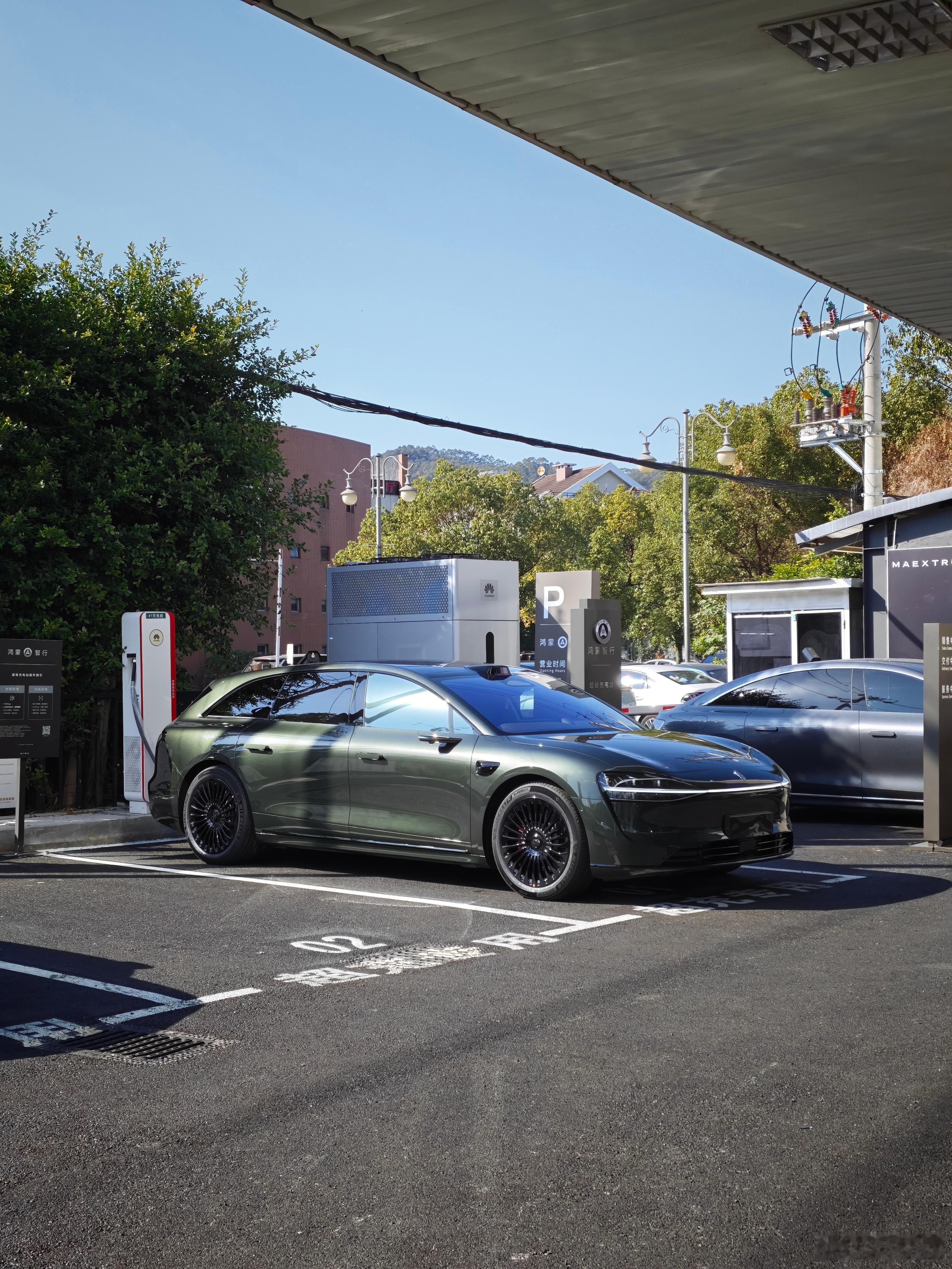 我上次试了S9T的增程版，在那台车上，我认为运动模式才是最完美的底盘感受。而周末