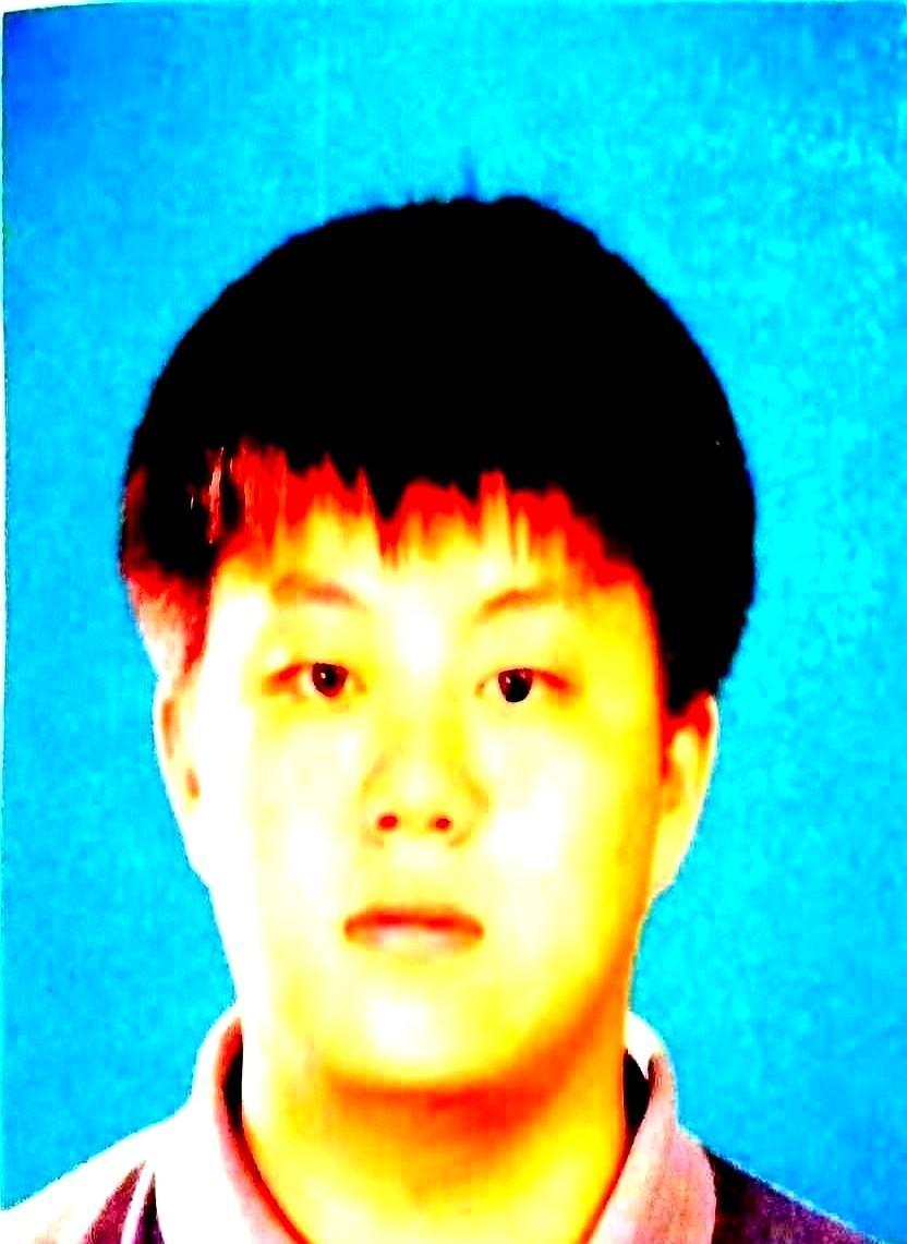 陈震从216斤瘦到140斤，不是靠饿肚子，是每天少喝半瓶可乐，多走两站路。
十年