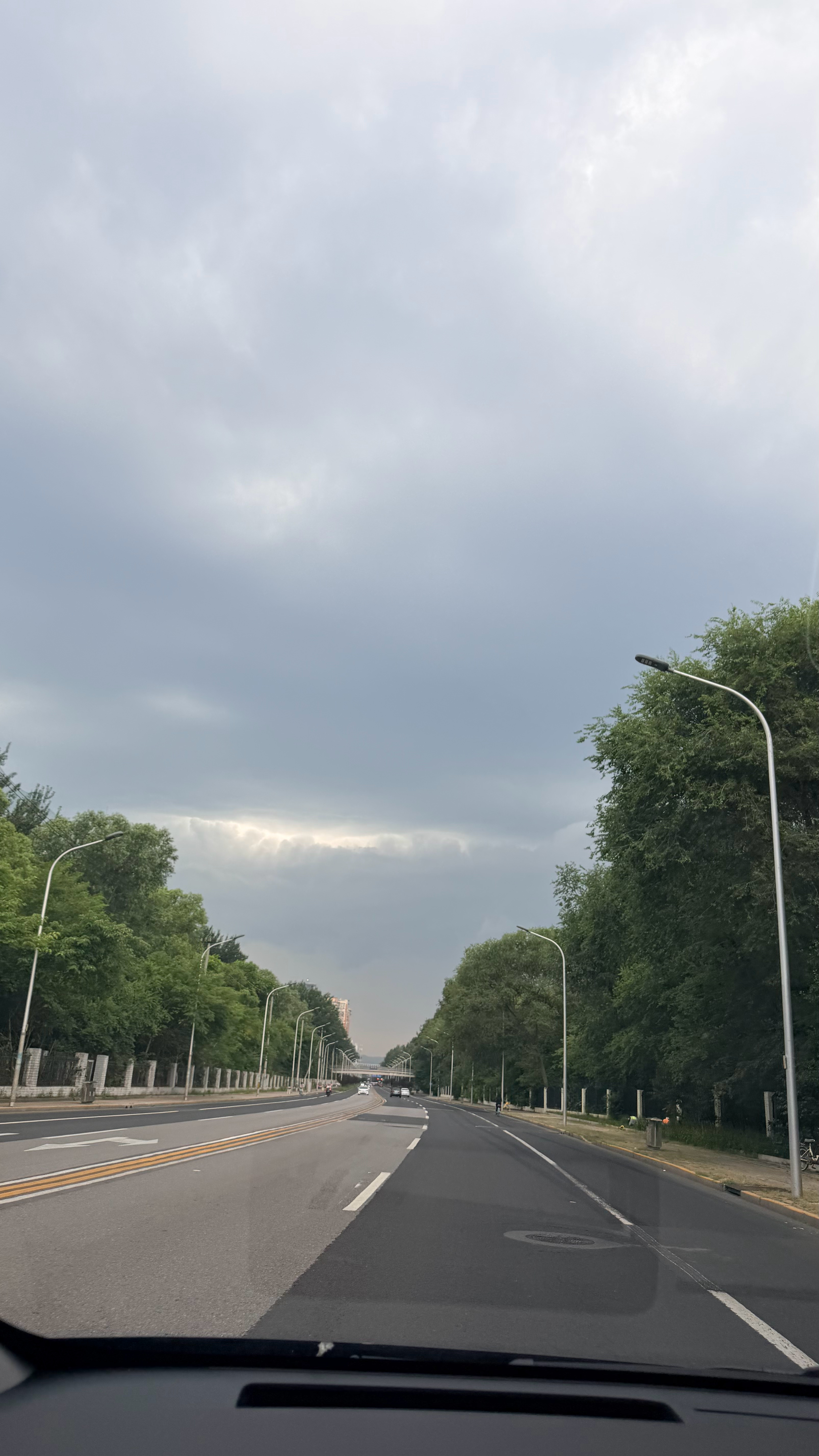 现在在去洗车的路上，你们看这天……我还洗吗