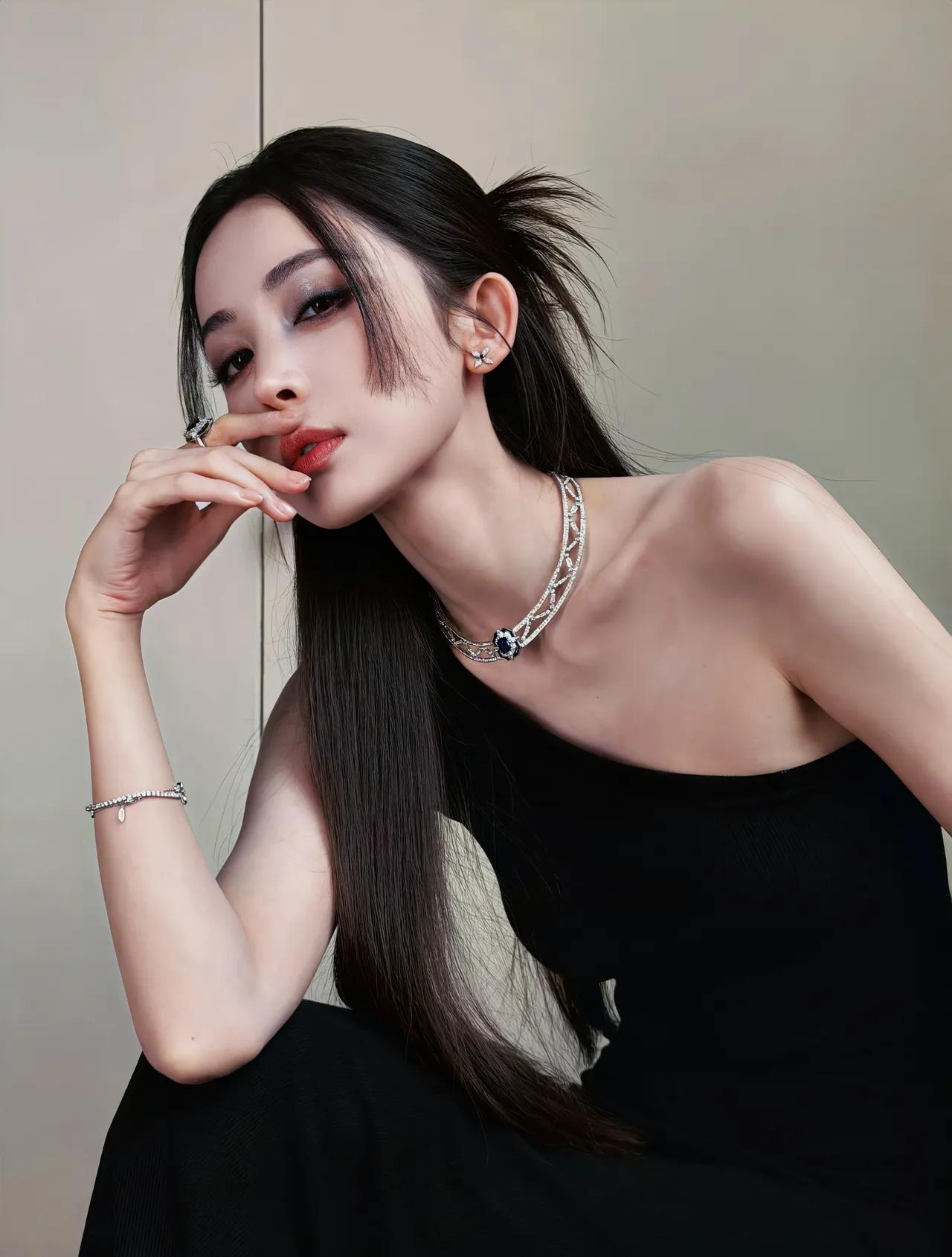 优雅黑裙，红唇轻启，尽显都市女性魅力。
古力娜扎手机壁纸[6]