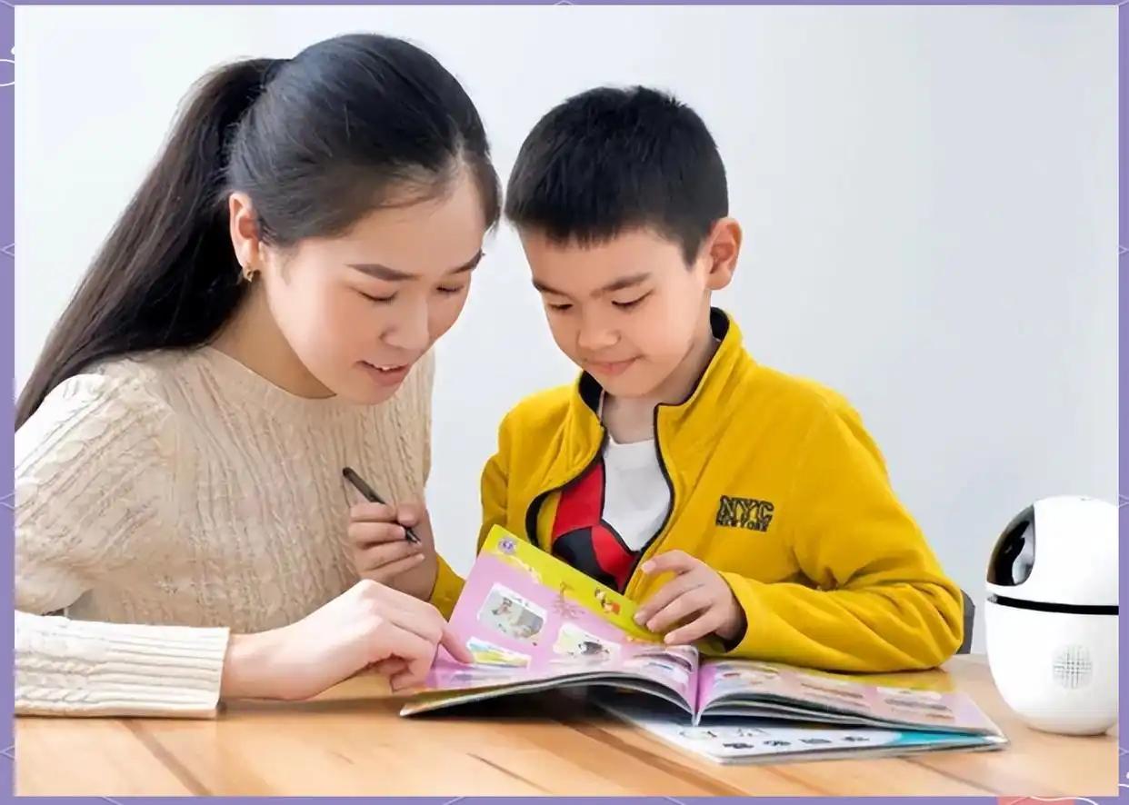 我认为想提高孩子学习兴趣，别硬逼别攀比，先从他喜欢的事搭边学。比如爱画画就认画里